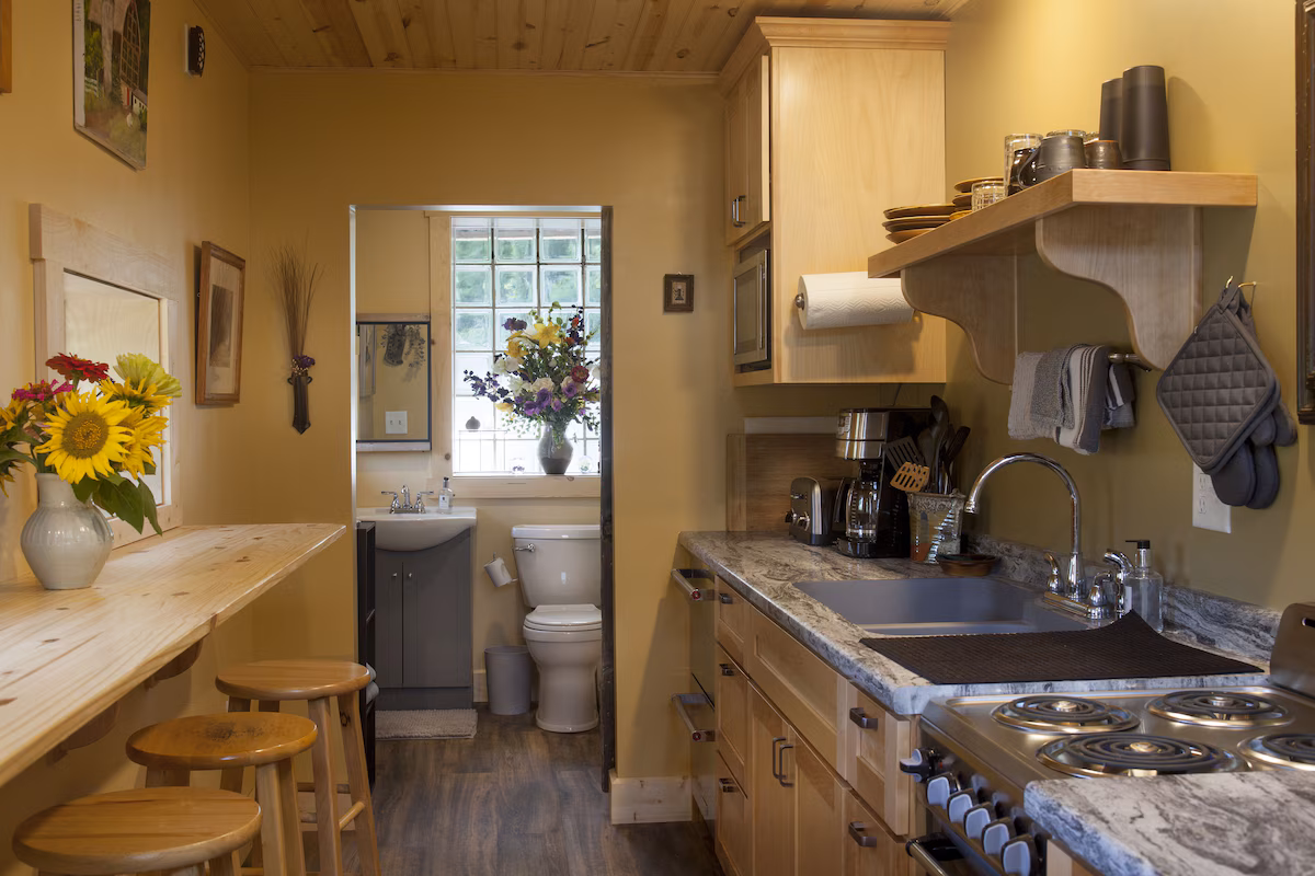 Full kitchen with breakfast bar